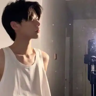 普通自然真人头像女侧脸高冷男
