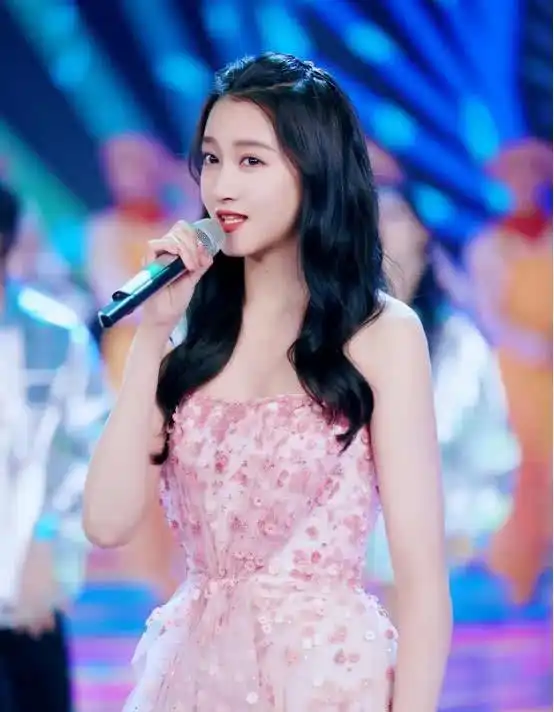 国民闺女关晓彤因为身材好还是因为鹿晗不敢穿高跟鞋