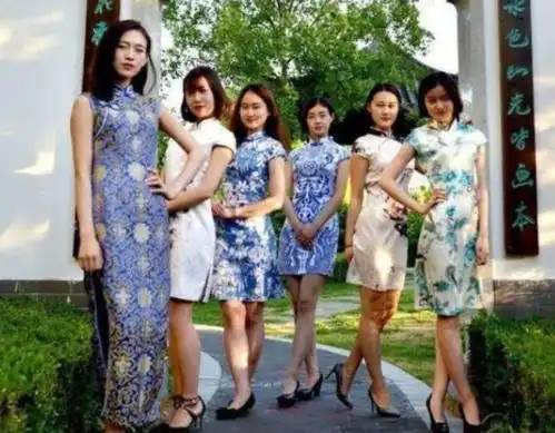 大学生旗袍毕业照走红,男生比女生还妖娆,网友这谁扛得住