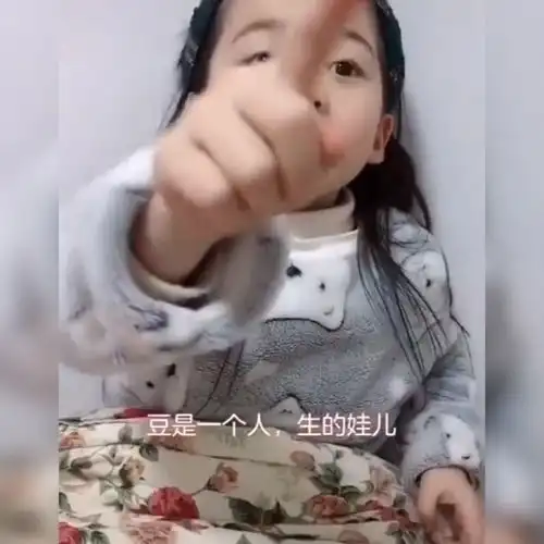 小女孩因问妈妈奇怪的问题走红,网友小朋友,你是否有很多问号