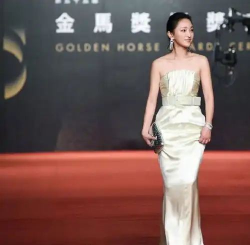 长胖了的周迅依旧美的令人心动,抹胸长裙彰显甜美少女的风范