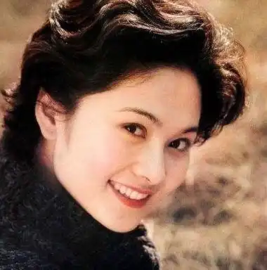 她是最美红牡丹,在事业上升期选择出国,和丈夫恩爱42年令人羡慕