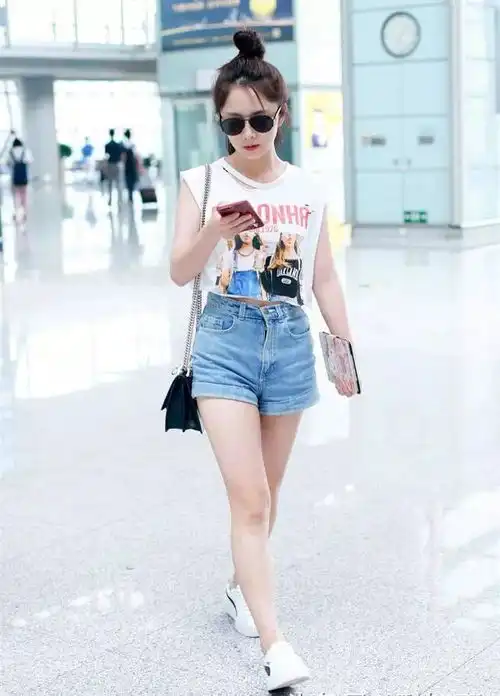 t恤搭背带裙,28岁谭松韵活成18岁少女,这逆龄程度没人能比