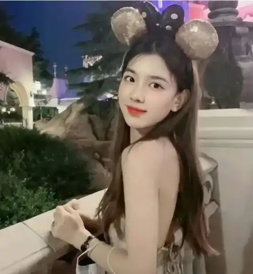 王思聪34岁的生日在三亚举行,他的阵容要比以往低调许多