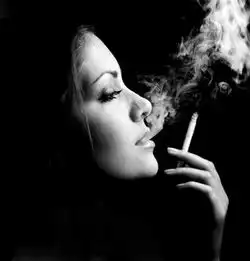 女生头像霸气抽烟喝酒麻