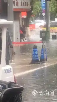 兵哥哥背老人和孩子过河美女雨中护送环卫工昆明暴雨后正能量满满