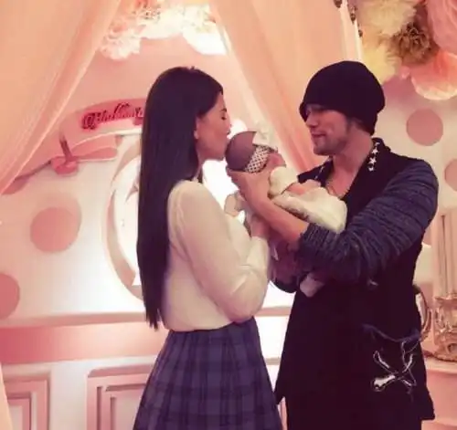 周杰伦终于公布女儿正面照翻版昆凌一点也不像周杰伦