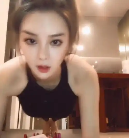 抖音美女做平板支撑火了,有谁注意她胸下的东西网友炸锅了