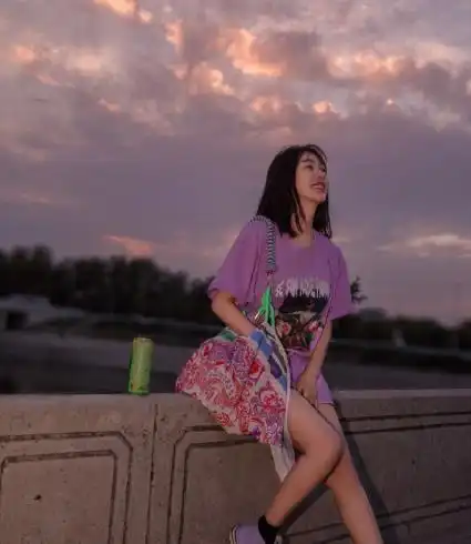 李菲儿的腰胯比厉害,穿普通的碎花裙也超美,太让人羡慕了