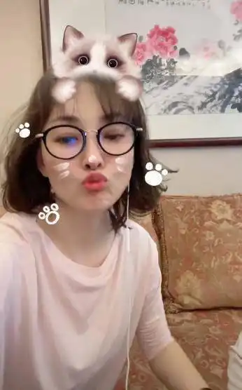 牛莉与富豪老公罕见秀恩爱,嘟嘴卖萌嫩似少女,也太甜了吧