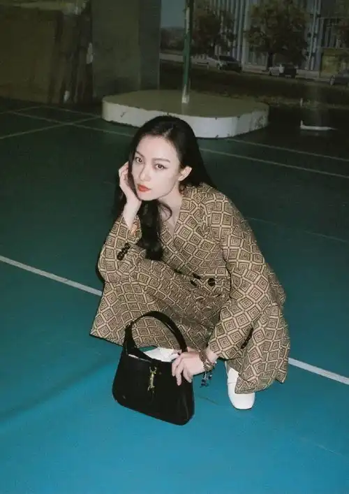 倪妮果然是行走的衣架子,穿老花大衣复古高级,一般人撑不起