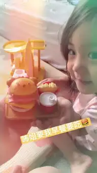修杰楷晒俩女儿让爸爸吃玩具汉堡,波妞说这个好吃小奶音超萌