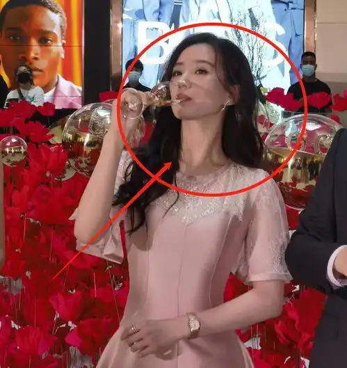 刘诗诗出席活动被拍,穿粉裙仙气飘飘,生图下的腰围我却看愣了