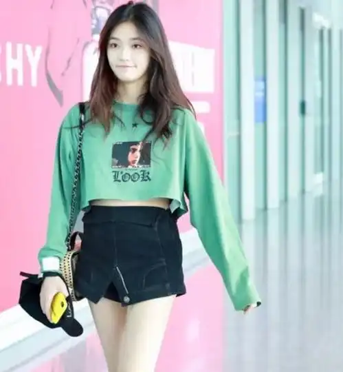 初中女生自以为很仙,老师觉得很反感,同学说猪八戒照镜子