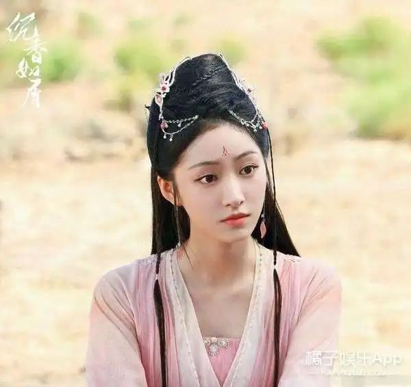 还记得琉璃里的小银花吗她和宋祖儿吴磊同班