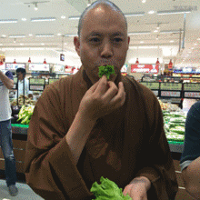 搞笑gif趣图哥们,求饶是没用的,女汉子可是不好惹的