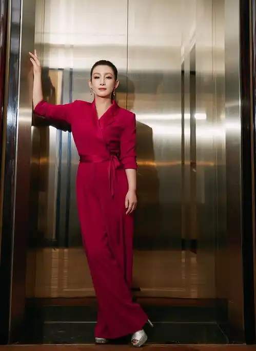 秦海璐对外一贯的干练风格,只有跟刘涛在一起,才会有小女人姿态