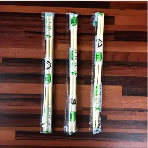 高校女生称买2份饭拿6双筷子,被食堂员工指责偷窃,称不还就报警