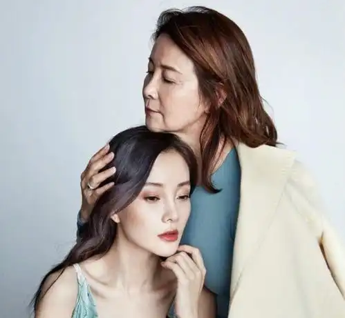 李小璐妈妈真是洋气人,穿刺绣衬衫斜披一条围巾,气质比女儿还好