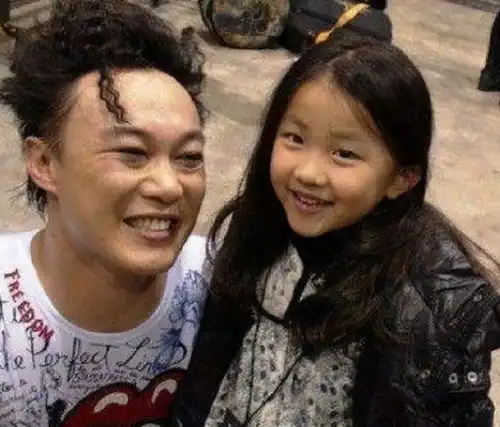 有一种女儿奴叫陈奕迅,女儿追星他吃醋,一句话醋味满满