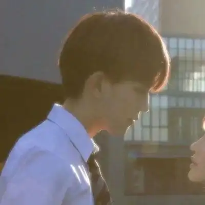 不明显情侣头像一男一女还没长大就老了