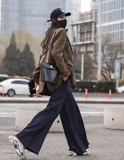 被北京女生街拍圈粉了不染彩发穿衣不花,美得自然不做作