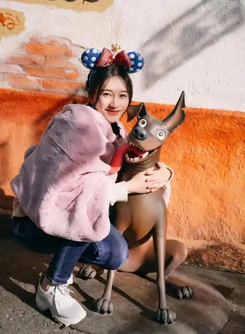 李小冉有44岁穿粉色斗篷未免太甜了一点,这状态真让人羡慕