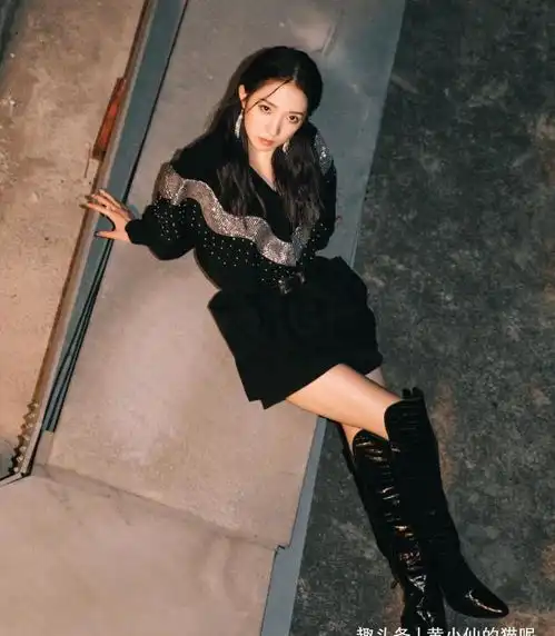 被孟美岐金发惊艳了,波浪卷发配红唇,但这衣品真是不敢恭维