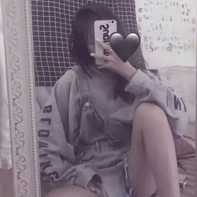 00后可爱小女生侧身图片
