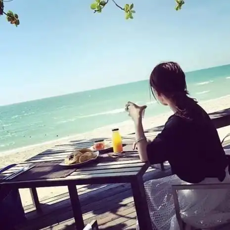 夕阳下的背影女生头像洪欣