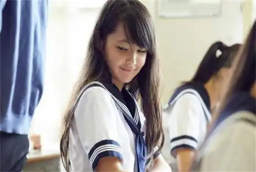 女生上体育课,自认为有损形象的几种行为,反而更撩人心弦