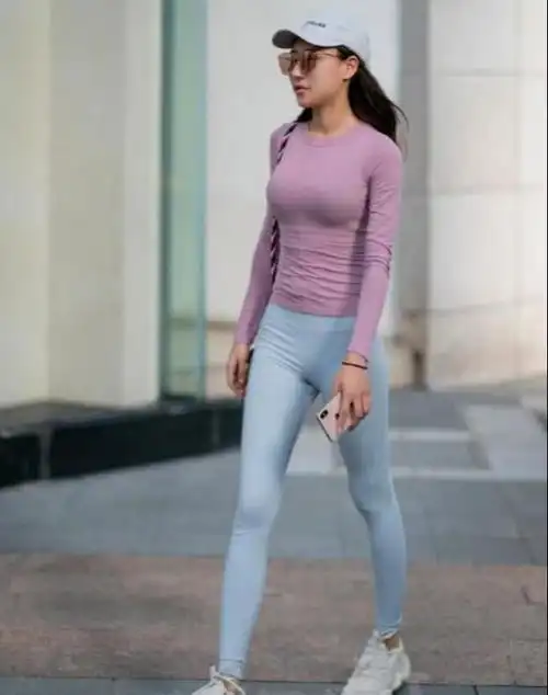 瑜伽裤已经过时了还是选择打底裤,气质美女的选择