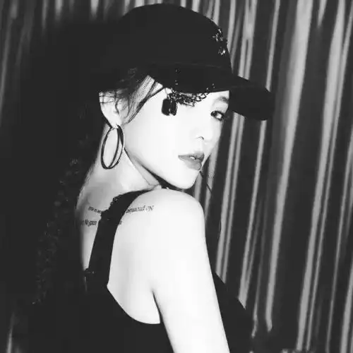 纹身喜欢在身上来个小涂鸦借鉴各路小花们的小纹身,个性中带萌