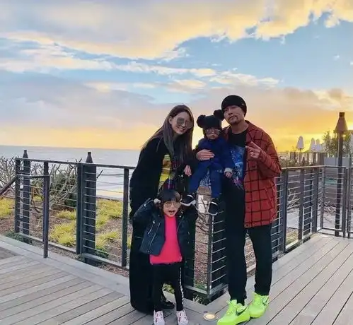 周杰伦罕晒一双儿女正面照,女儿好似女版周杰伦,儿子更像昆凌