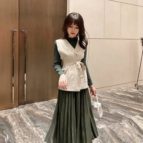 lr气质时尚马甲套装女秋季2019新款半高领打底衫百褶半身裙三件套