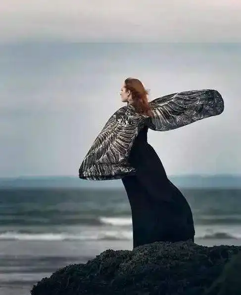 厉害画功精湛的美女把创意画在了披肩上