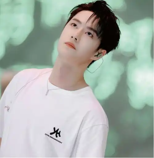 王一博暗爽破功转身前装酷盖,转身后被粉丝应援爽到笑出奶膘