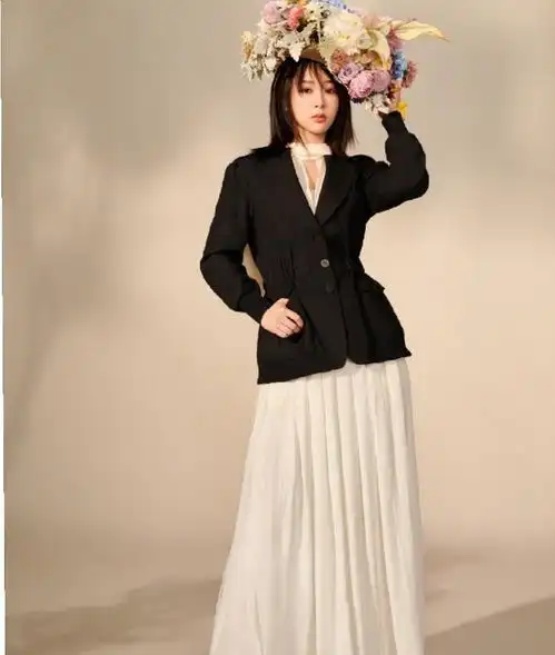 杨紫黑长直发型温柔可人,黑衣白裙穿出质感,凸显少女般的魅力