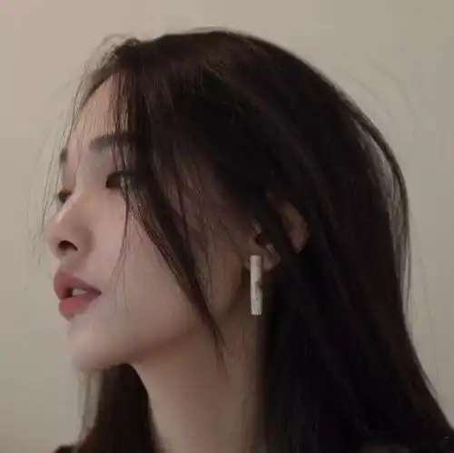 黑发女生气质头像一点点