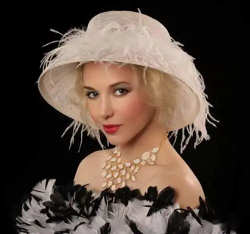 戴帽子的美女,就是一道亮丽的风景线下