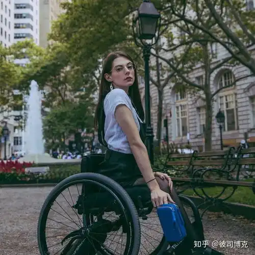 25岁美女学霸轮椅走秀惹哭全网穿的是婚纱,亮的是铠甲
