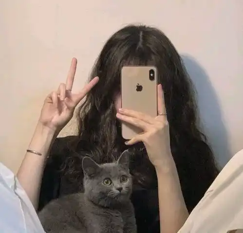 他捂住我的眼睛,让我猜猜他是谁,声音憋着笑,带着少年特有的干净明亮