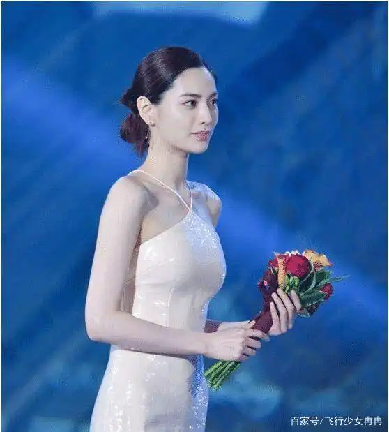 第一位美女的传说中林珍娜,液体裙装,真是超凡脱俗