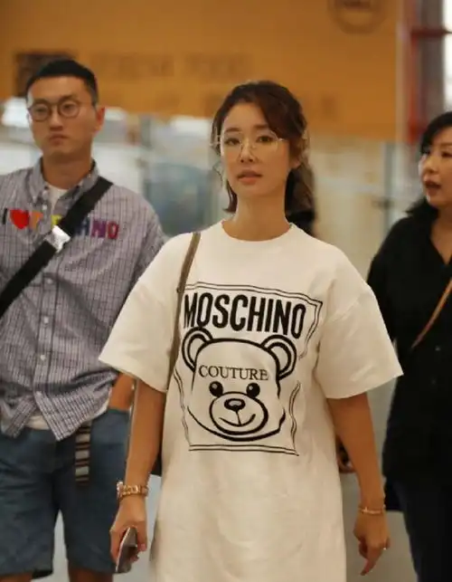 43岁林心如也不低调了,穿一万多t恤裙配小白鞋,太有少女范了