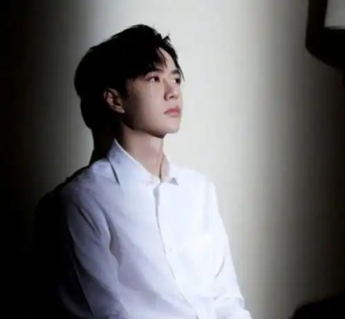 王一博暗爽破功转身前装酷盖,转身后被粉丝应援爽到笑出奶膘