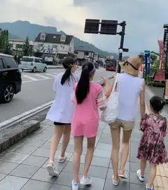 马伊琍分手后现身小镇,小白鞋配遮阳帽太少女,网友早日复出