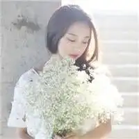 手捧花的菇凉