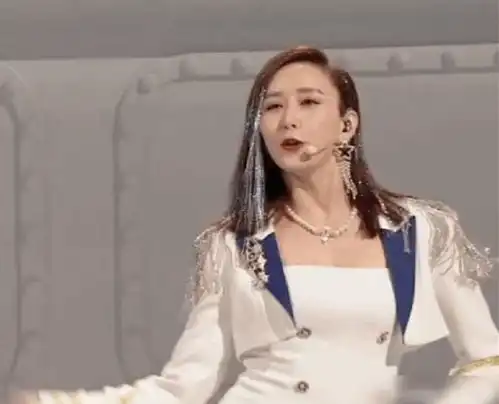 浪姐成团夜比美张雨绮像油画少女,周笔畅飒