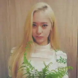 求郑秀晶大概是redlight时期的一套图,秀晶是金色头发在一片绿叶的背景