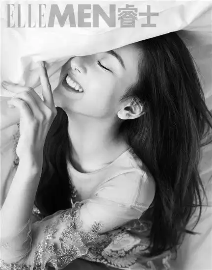 宋祖儿黑白大片曝光半熟少女笑颜迷人